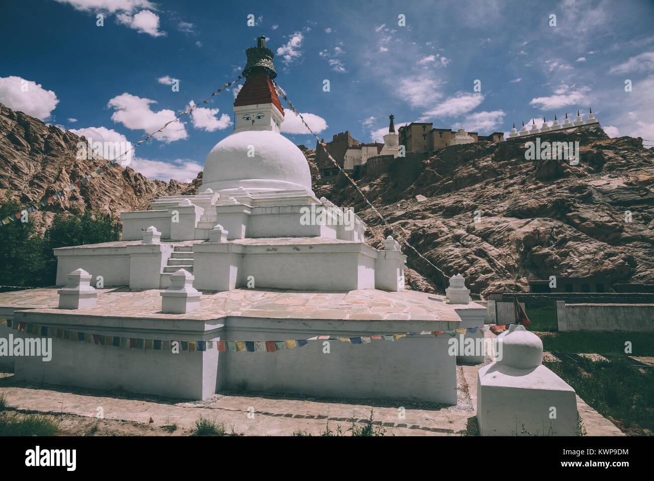 Stupa blanc traditionnel à Leh, Himalaya Indien Banque D'Images