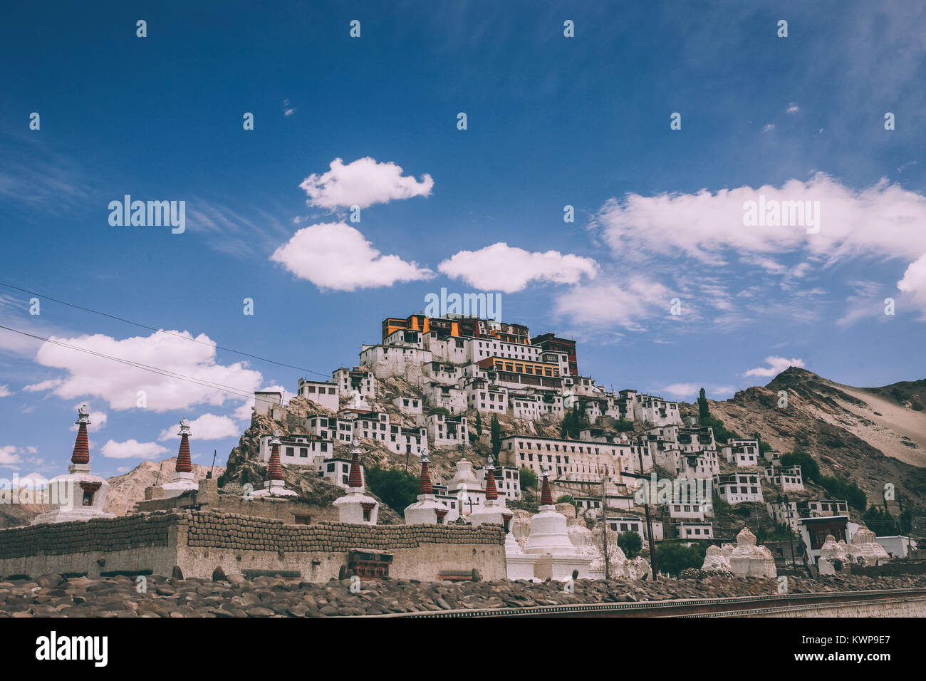 Maisons traditionnelles et de stupas à Leh, ville Himalaya Indien Banque D'Images