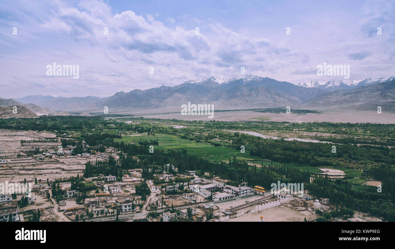 Vue aérienne de la ville de Leh et de montagne dans l'Himalaya Indien Banque D'Images