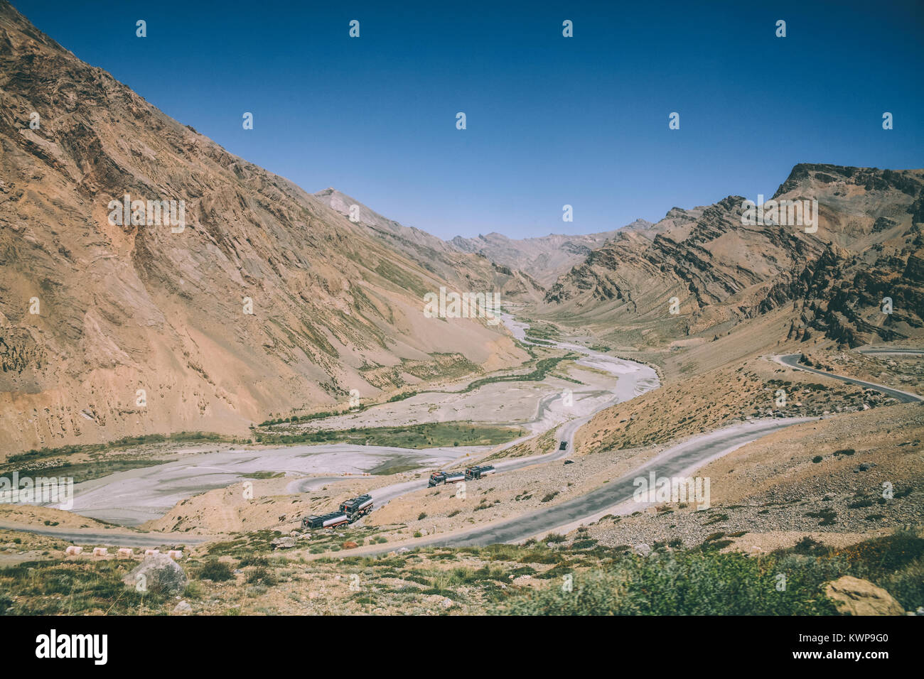 Paysage majestueux avec route de montagne dans la région du Ladakh, Himalaya Indien Banque D'Images