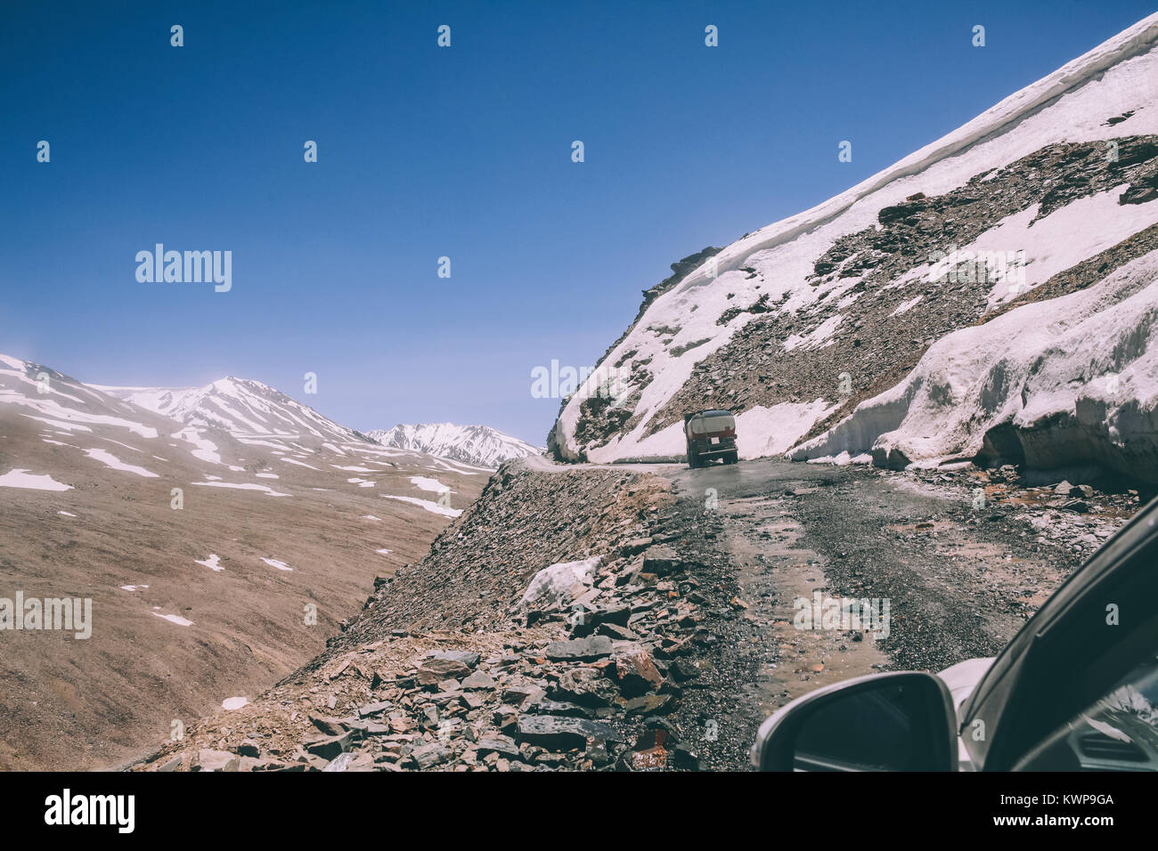 Beau paysage et route de montagne dans la région du Ladakh, Himalaya Indien Banque D'Images