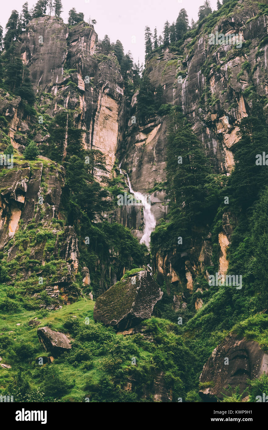 Majestic incroyable cascade et rochers dans l'Himalaya indien Banque D'Images