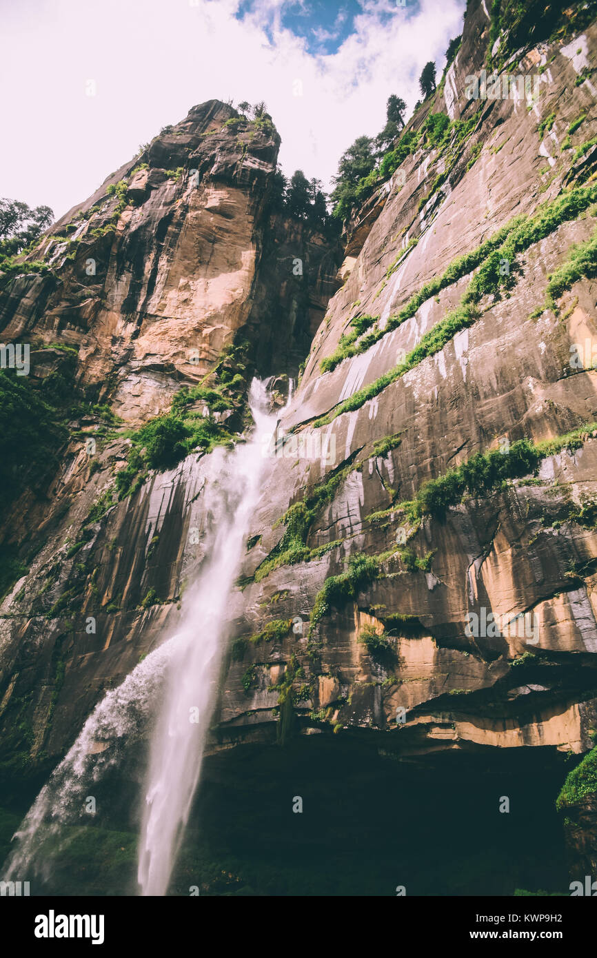 Amazing waterfall et les roches en Himalaya indien Banque D'Images