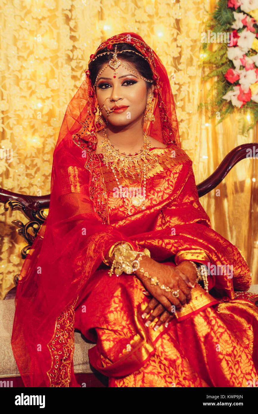 Magnifique portrait de femme indienne en vêtements traditionnels looking at camera Banque D'Images