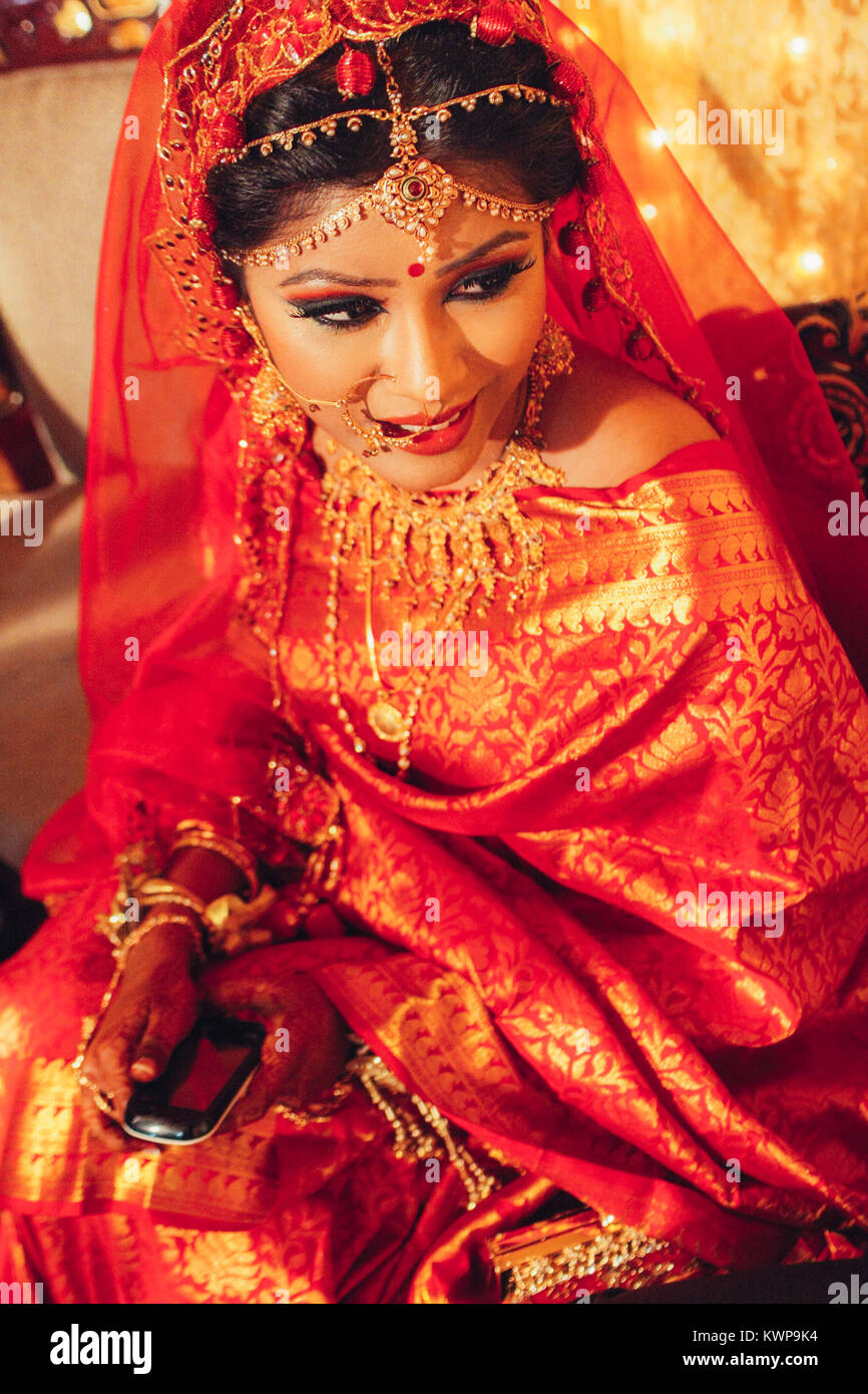 Magnifique portrait de femme indienne en vêtements traditionnels à la suite Banque D'Images