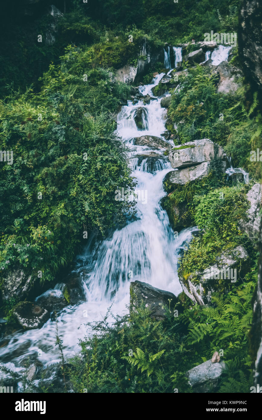 Amazing waterfall et les roches en Himalaya indien, Manali Banque D'Images