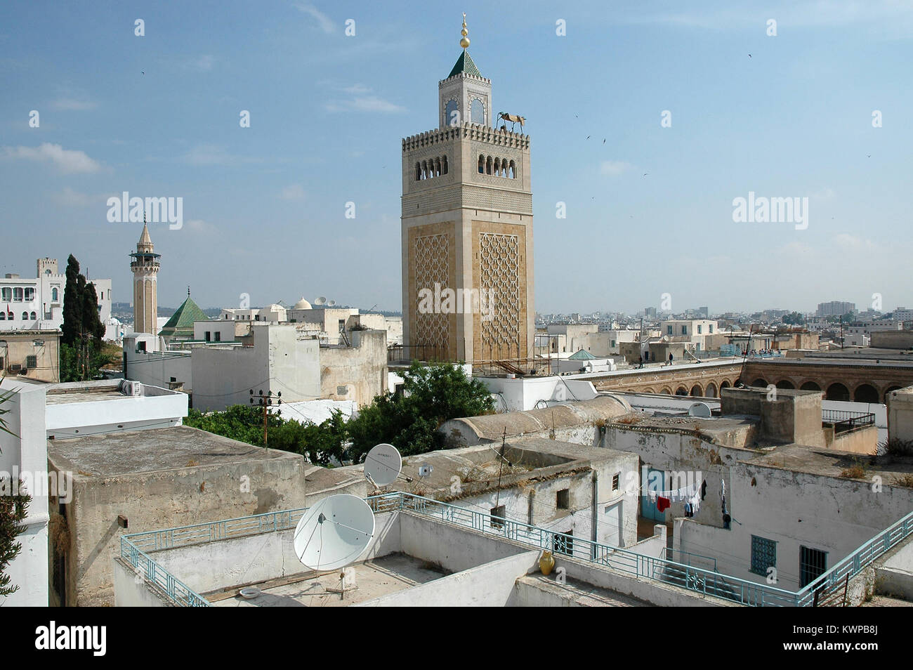 Vue sur les toits et minarets de mosquées, dans la Médina de Tunis Banque D'Images