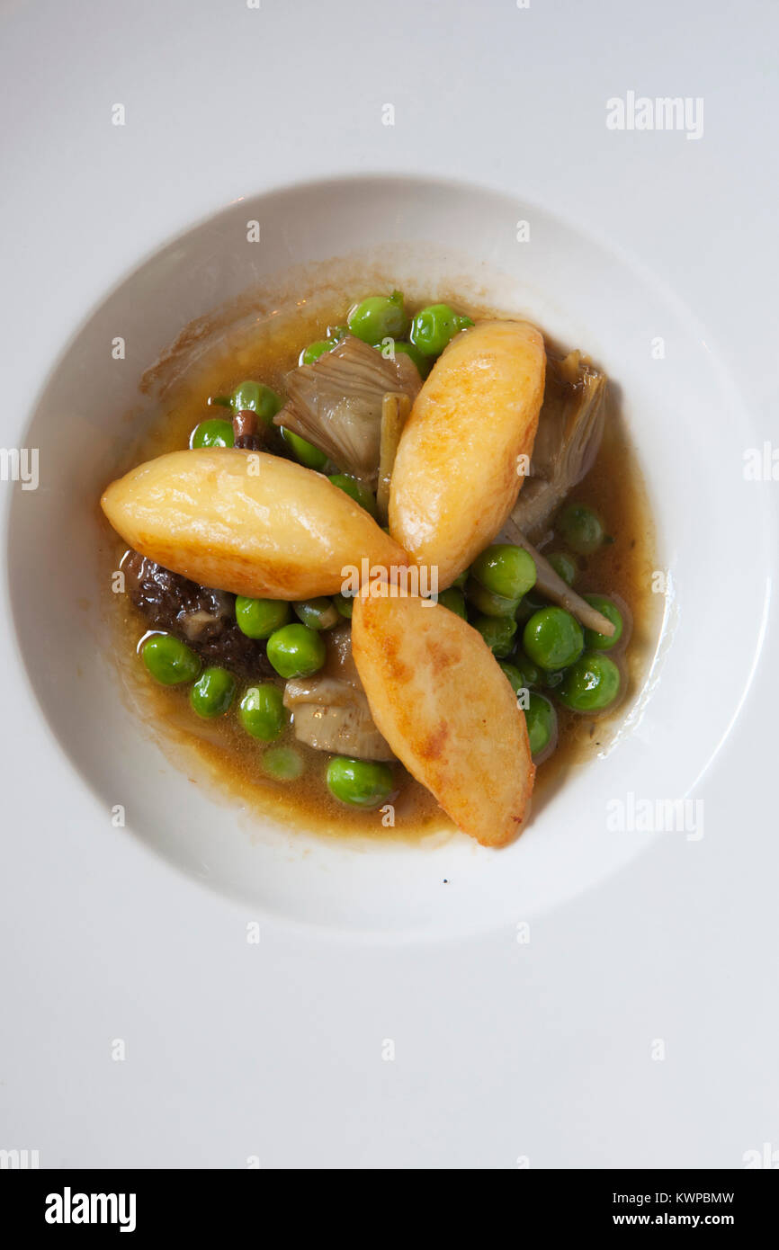 France,Lourmarin, restaurant La Feniere. Poutres apparentes, les artichauts, et des raviolis Banque D'Images