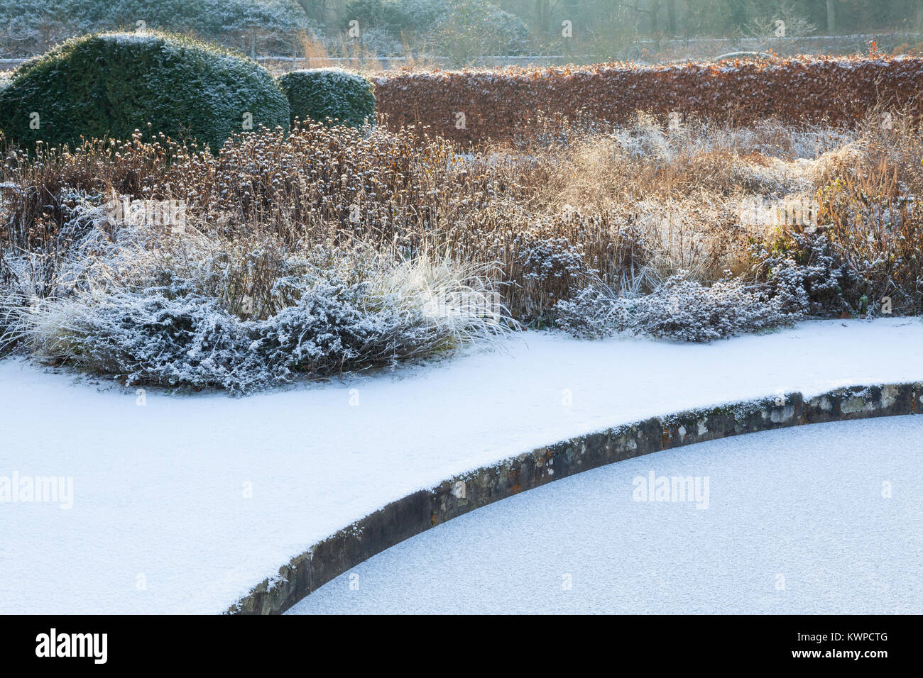 Scampston jardin clos, North Yorkshire, UK. L'hiver, décembre 2017. Un jardin contemporain de 2 hectares conçu par Piet Oudolf. Banque D'Images