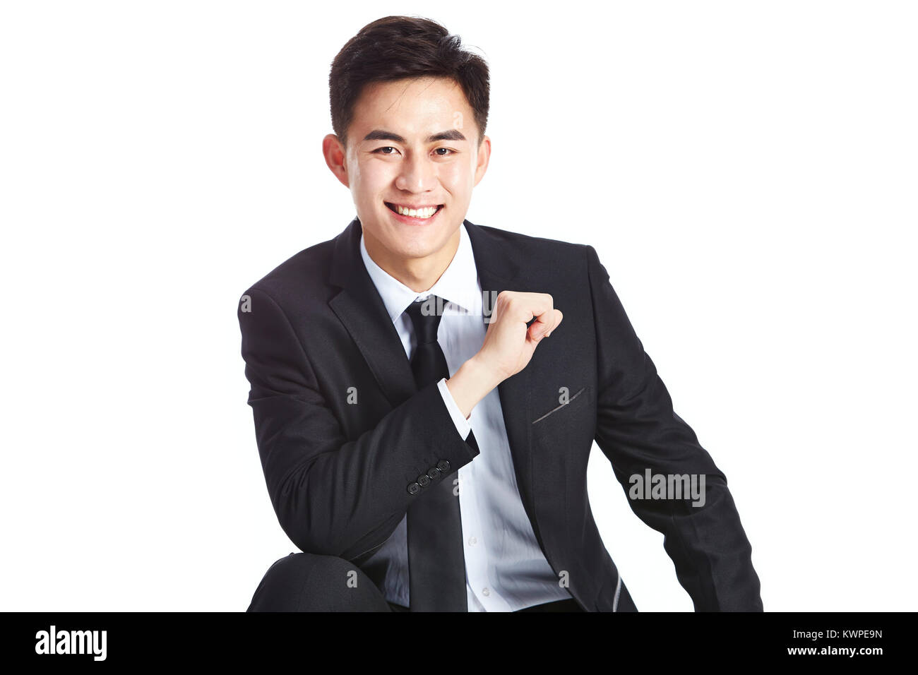 Portrait d'un jeune homme d'affaires de bel asiatique, smiling at camera, isolé sur fond blanc. Banque D'Images