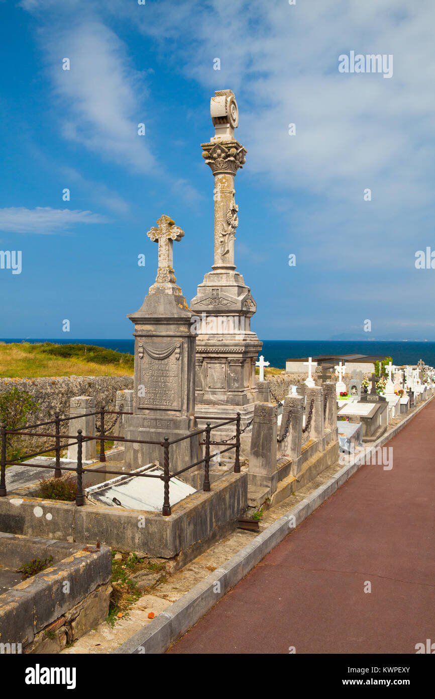 Castro Urdiales, Espagne - 9 juillet 2017 : cimetière municipal de Ballena sur l'étonnante côte à Castro Urdiales, Espagne Banque D'Images