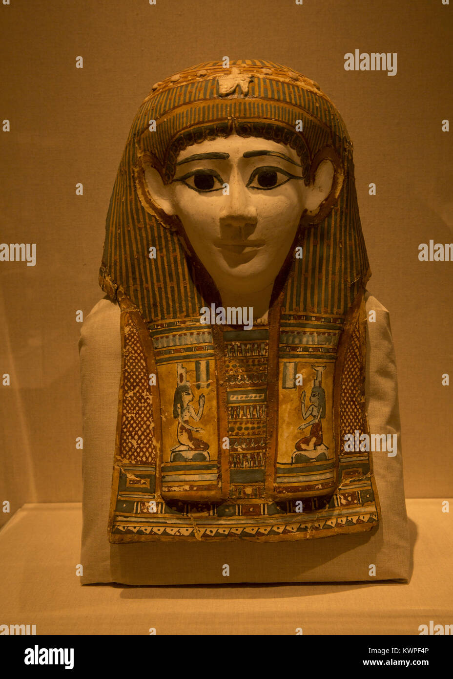 Masque de momie d'une femme : Linge de maison, le stuc, peinture, 1er siècle avant notre ère, d'Egypte, Musée de Brooklyn. Banque D'Images