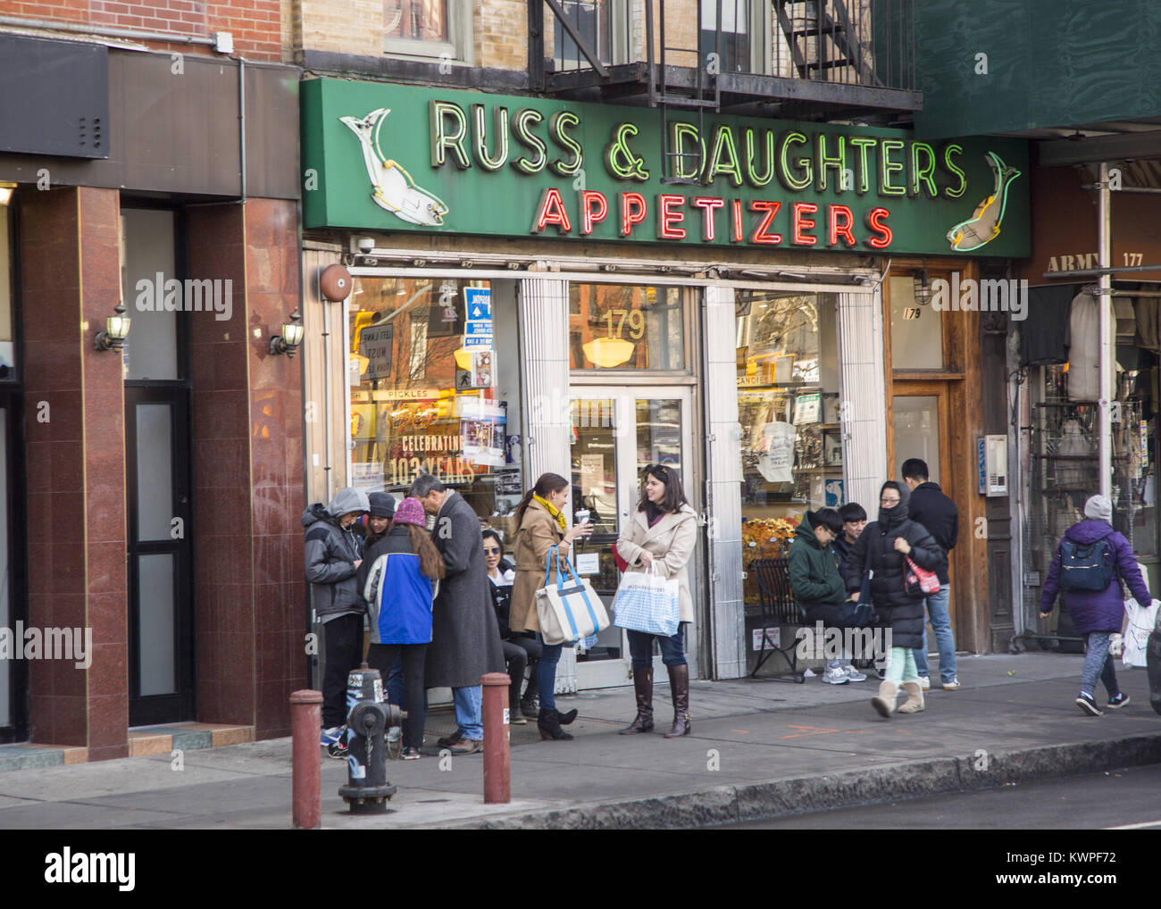 Russ & Daughters est un appétissant magasin a ouvert ses portes en 1914. Il est situé au 179 East Houston Street, dans le Lower East Side de Manhattan, New York. Un magasin exploité par une entreprise familiale, il a été au même endroit depuis 1914. Joel Russ, un immigrant polonais qui sont arrivés à Manhattan vers 1905, a fondé l'entreprise de répondre aux immigrants juifs s'installant dans le Lower East Side de New York.[2] Il a commencé par la réalisation de champignons polonais sur ses épaules, et économisé suffisamment d'argent pour acheter un pushcart. Il a ensuite élargi son opération et hareng mariné vendus ainsi que les champignons polonais. Puis, en 1914, Joël Banque D'Images