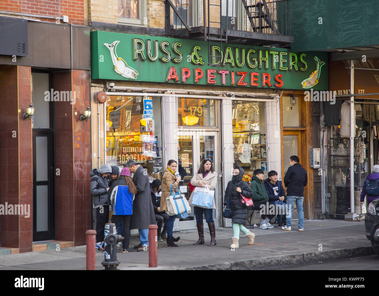 Russ & Daughters est un appétissant magasin a ouvert ses portes en 1914. Il est situé au 179 East Houston Street, dans le Lower East Side de Manhattan, New York. Un magasin exploité par une entreprise familiale, il a été au même endroit depuis 1914. Joel Russ, un immigrant polonais qui sont arrivés à Manhattan vers 1905, a fondé l'entreprise de répondre aux immigrants juifs s'installant dans le Lower East Side de New York.[2] Il a commencé par la réalisation de champignons polonais sur ses épaules, et économisé suffisamment d'argent pour acheter un pushcart. Il a ensuite élargi son opération et hareng mariné vendus ainsi que les champignons polonais. Puis, en 1914, Joël Banque D'Images