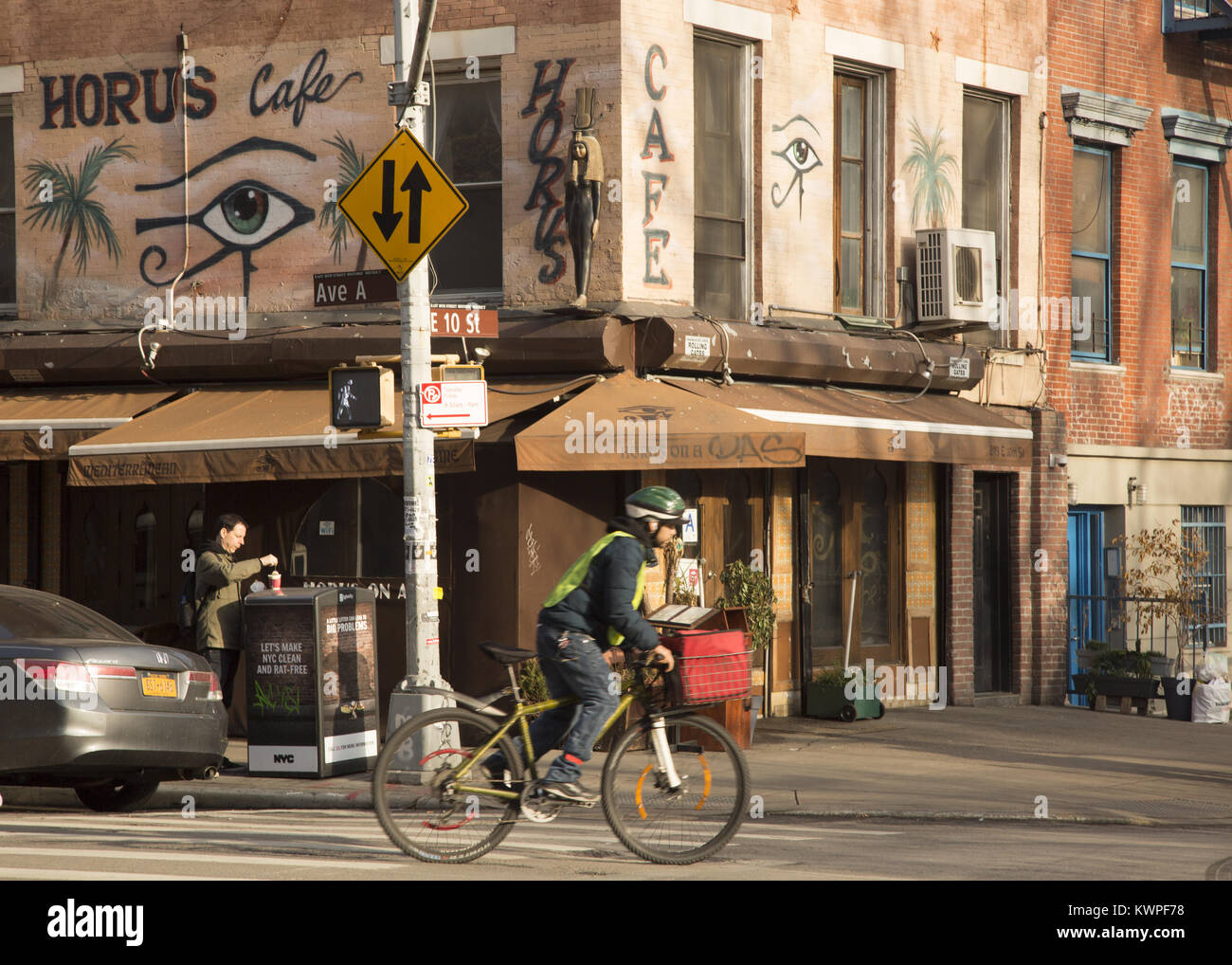 Un coin de l'Avenue & 10th Street dans l'East Village, Manhattan, New York. Banque D'Images