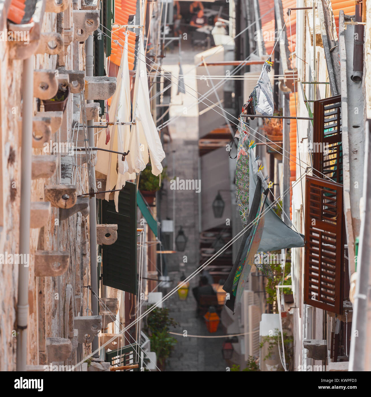 Les toits de la vieille ville de Dubrovnik. Vue aérienne. Ville de Dubrovnik avec vue à vol d'oiseau. Voyage en Croatie. Déminage dans les rues étroites de la roo Banque D'Images