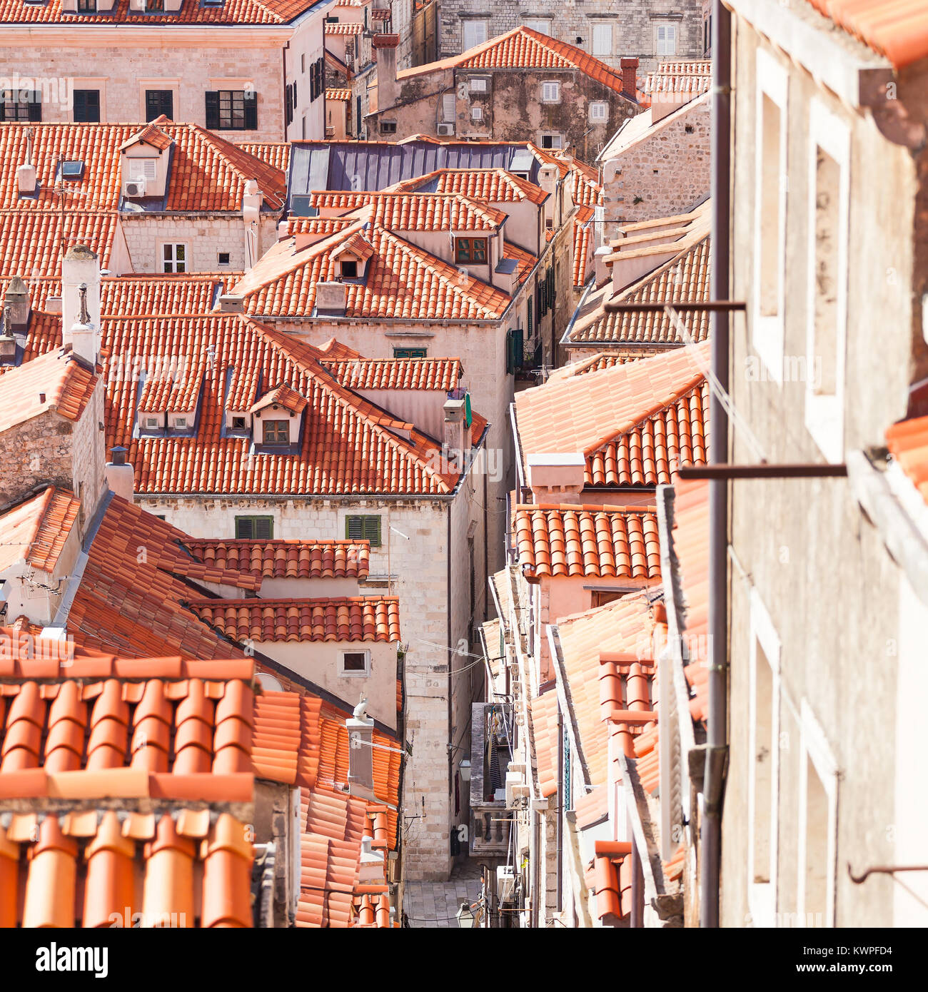 Les toits de la vieille ville de Dubrovnik. Vue aérienne. Ville de Dubrovnik avec vue à vol d'oiseau. Voyage en Croatie. Déminage dans les rues étroites de la roo Banque D'Images