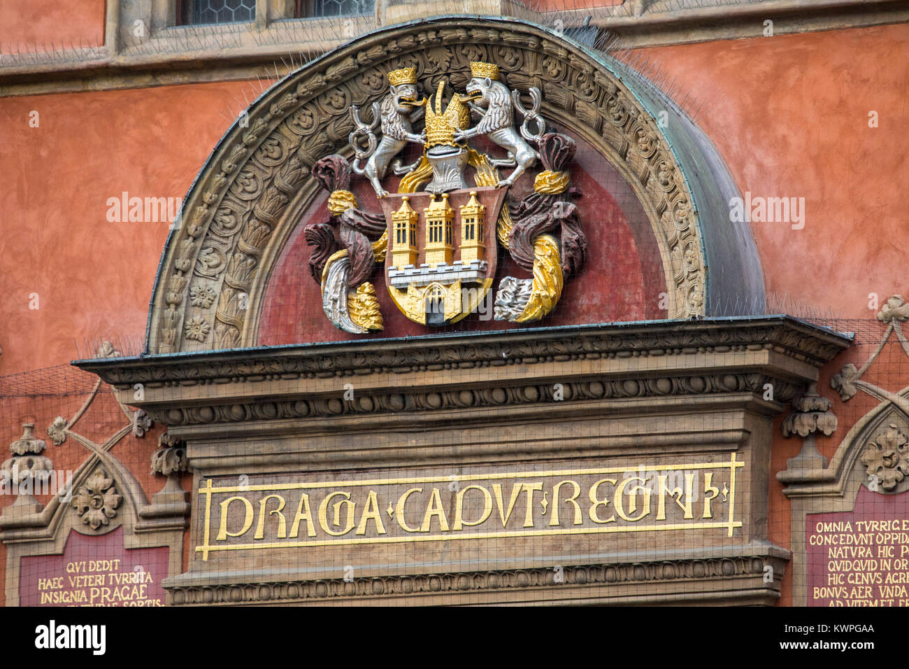 Magnifiquement sculpté les armoiries de la ville de Prague. Situé sur un immeuble à la place de la Vieille Ville à Prague, en République tchèque. Banque D'Images