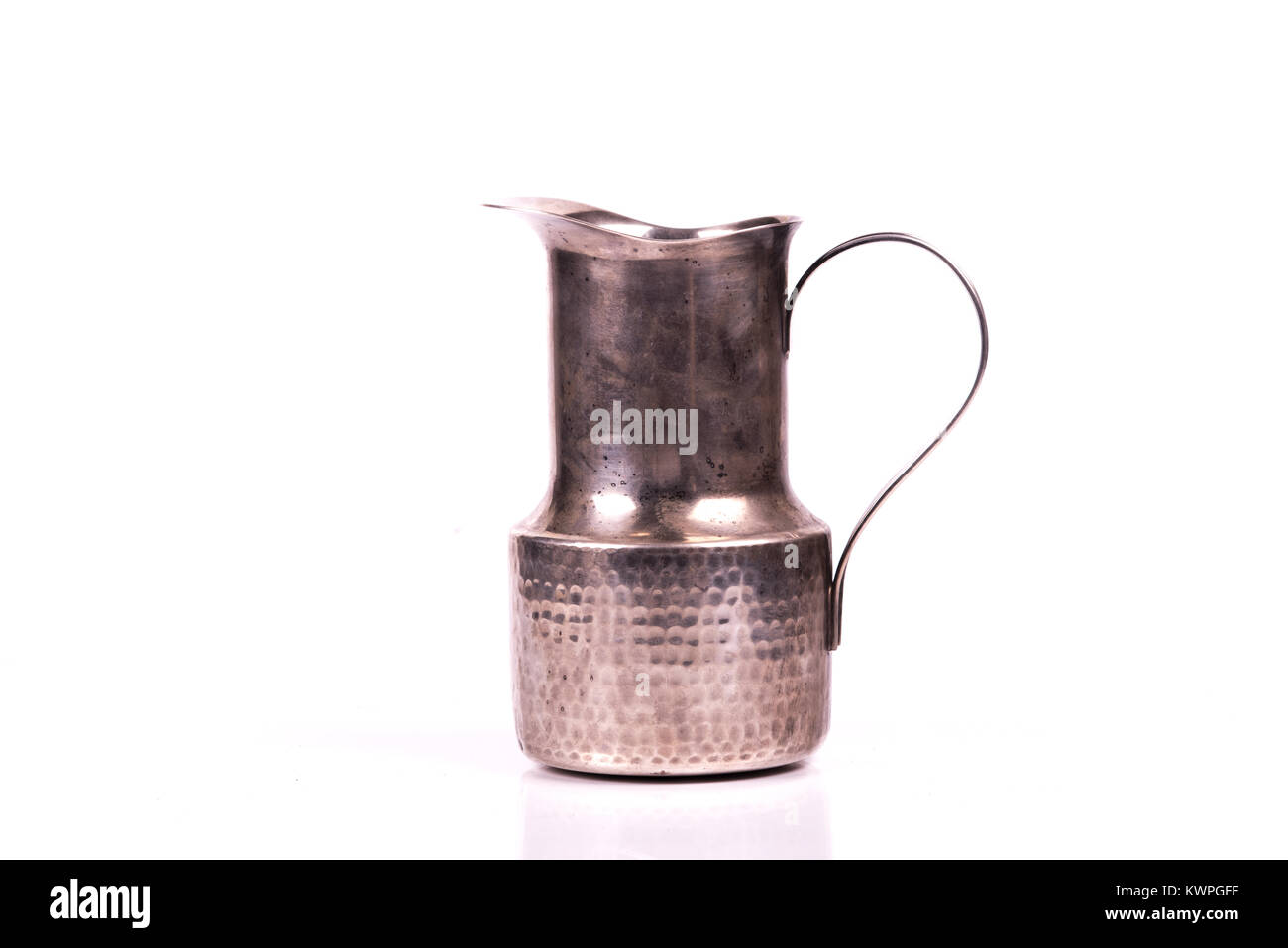 Argenterie ancienne carafe d'eau sur un fond blanc Banque D'Images