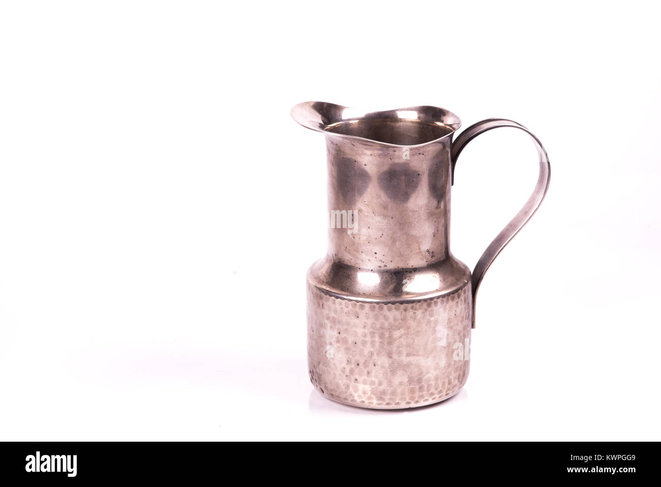 Argenterie ancienne carafe d'eau sur un fond blanc Banque D'Images