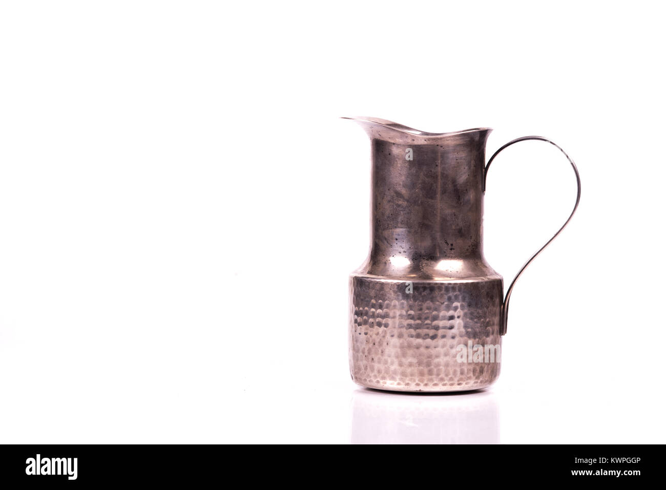 Argenterie ancienne carafe d'eau sur un fond blanc Banque D'Images