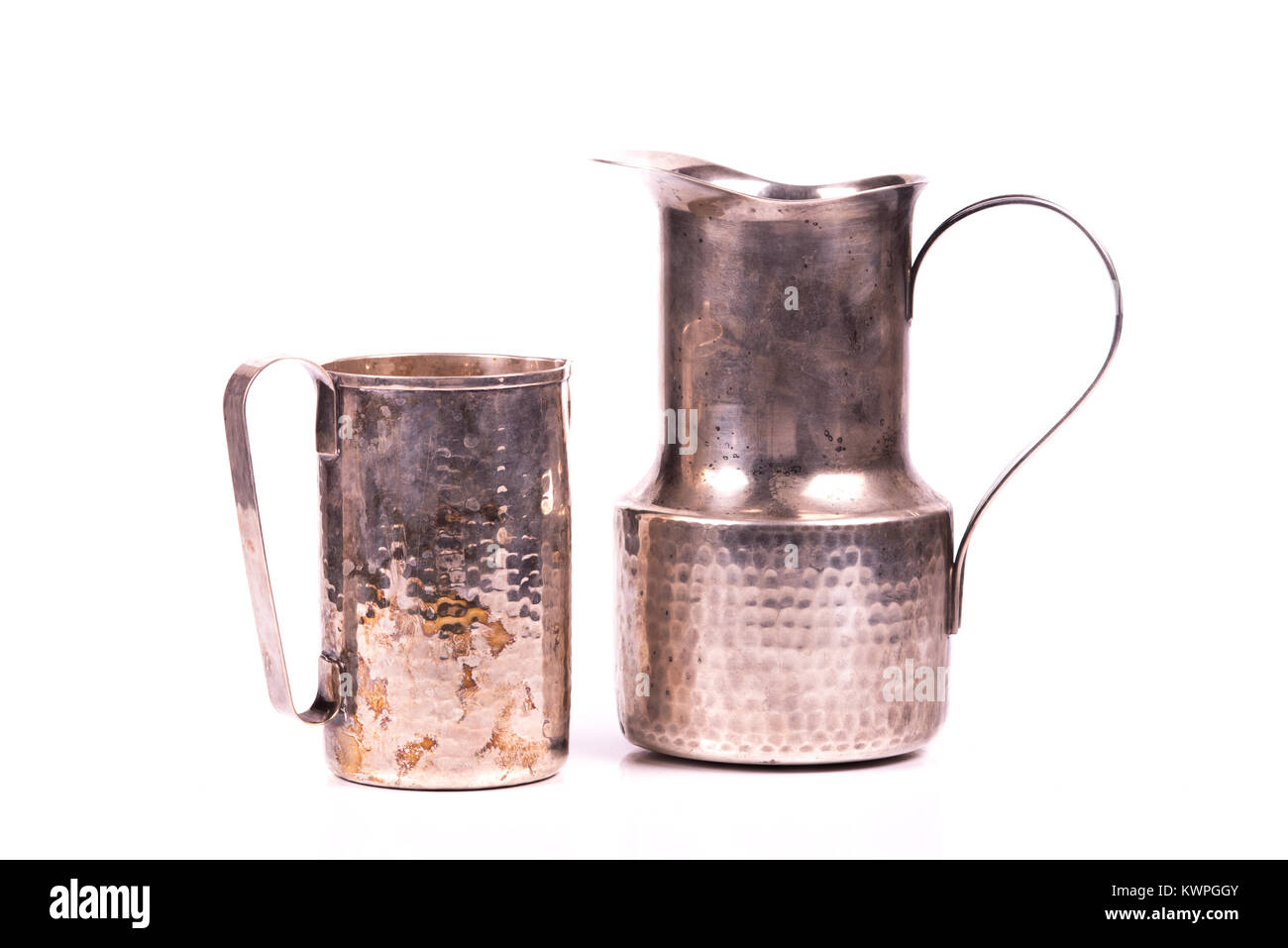 Handcrafted argenterie ancienne carafe et tasse d'eau Banque D'Images