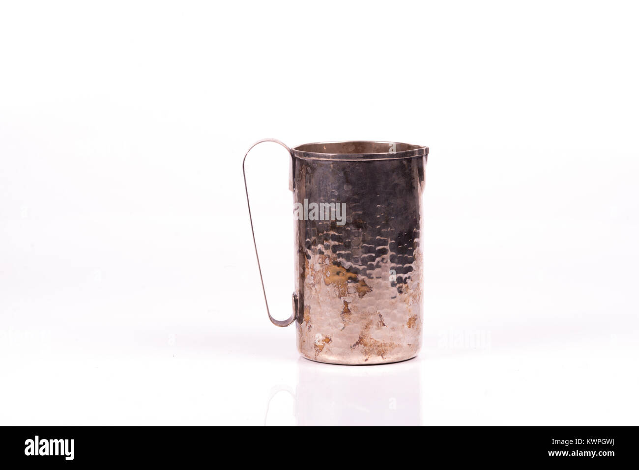 Handcrafted argenterie ancienne tasse d'eau Banque D'Images