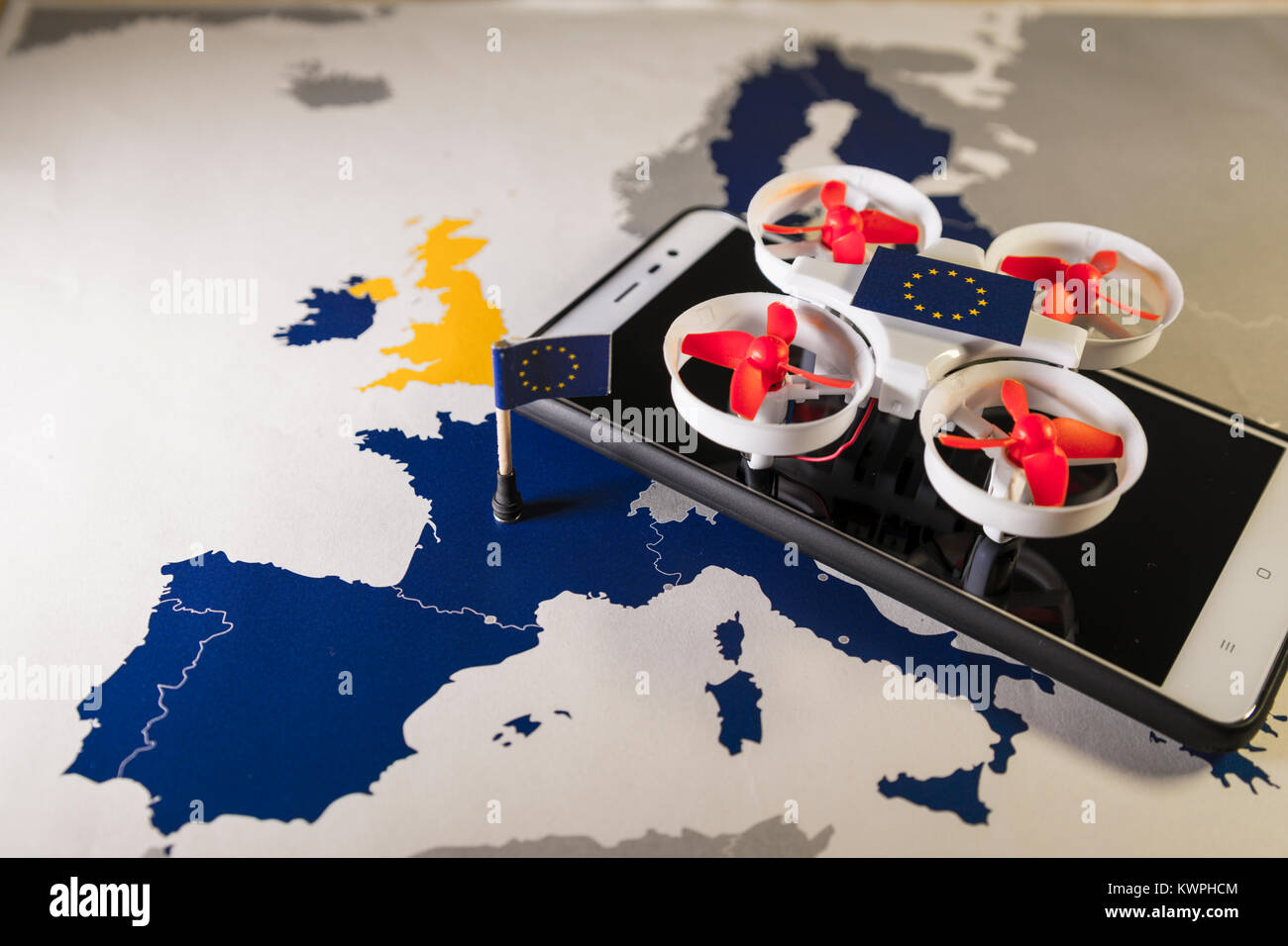 Mini drone survolant une carte de l'UE. Règles européennes pour les aéronefs concept droit aérien drone Banque D'Images