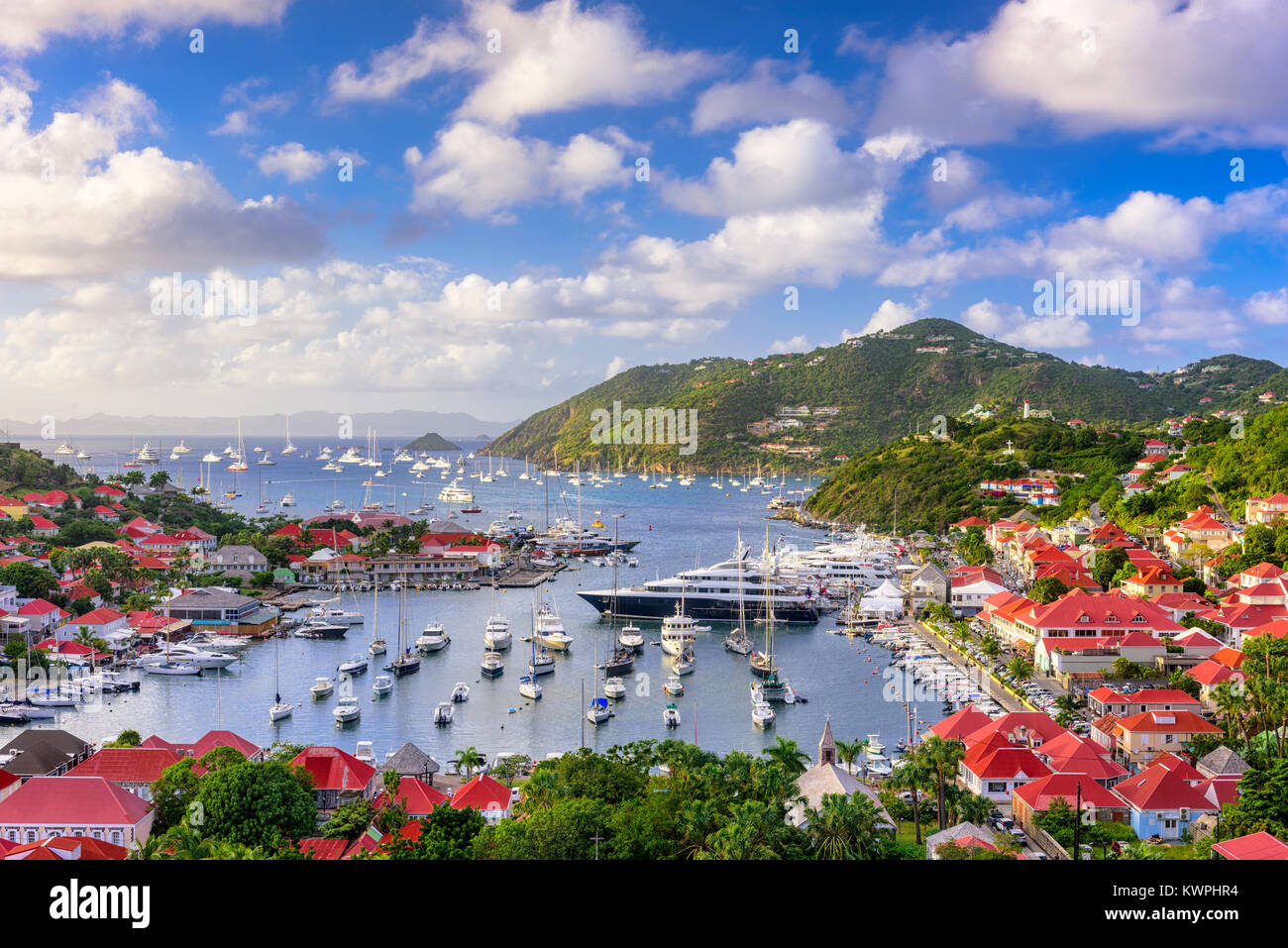 Le port et les toits de Saint Barthelemy dans les Antilles des Caraïbes. Banque D'Images