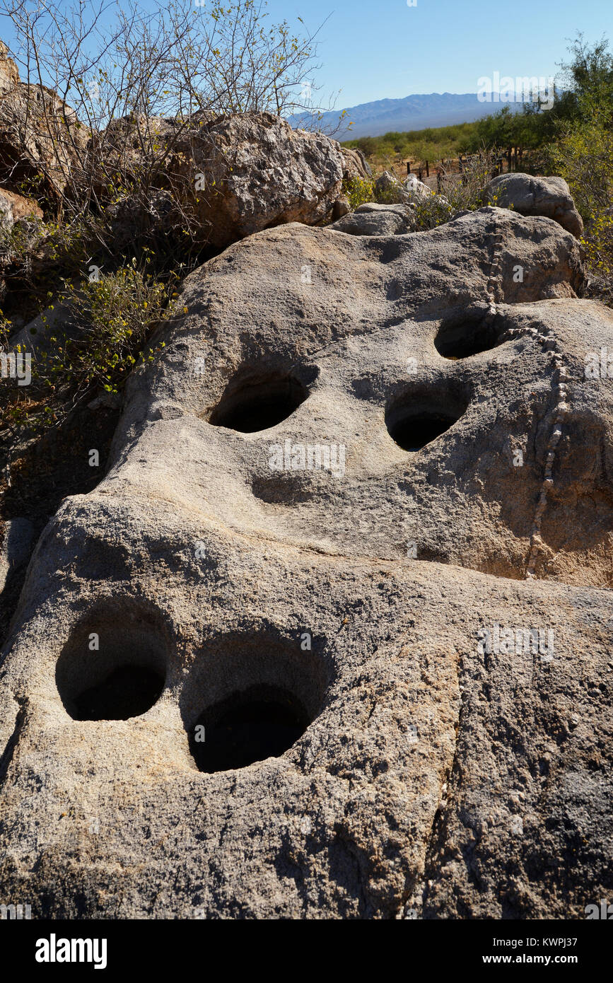 Meules utilisées par les premiers Amérindiens à préparer la nourriture sont situés à Mendoza, Coyote Canyon sauvage, montagnes, désert de Sonora, Arizon Banque D'Images