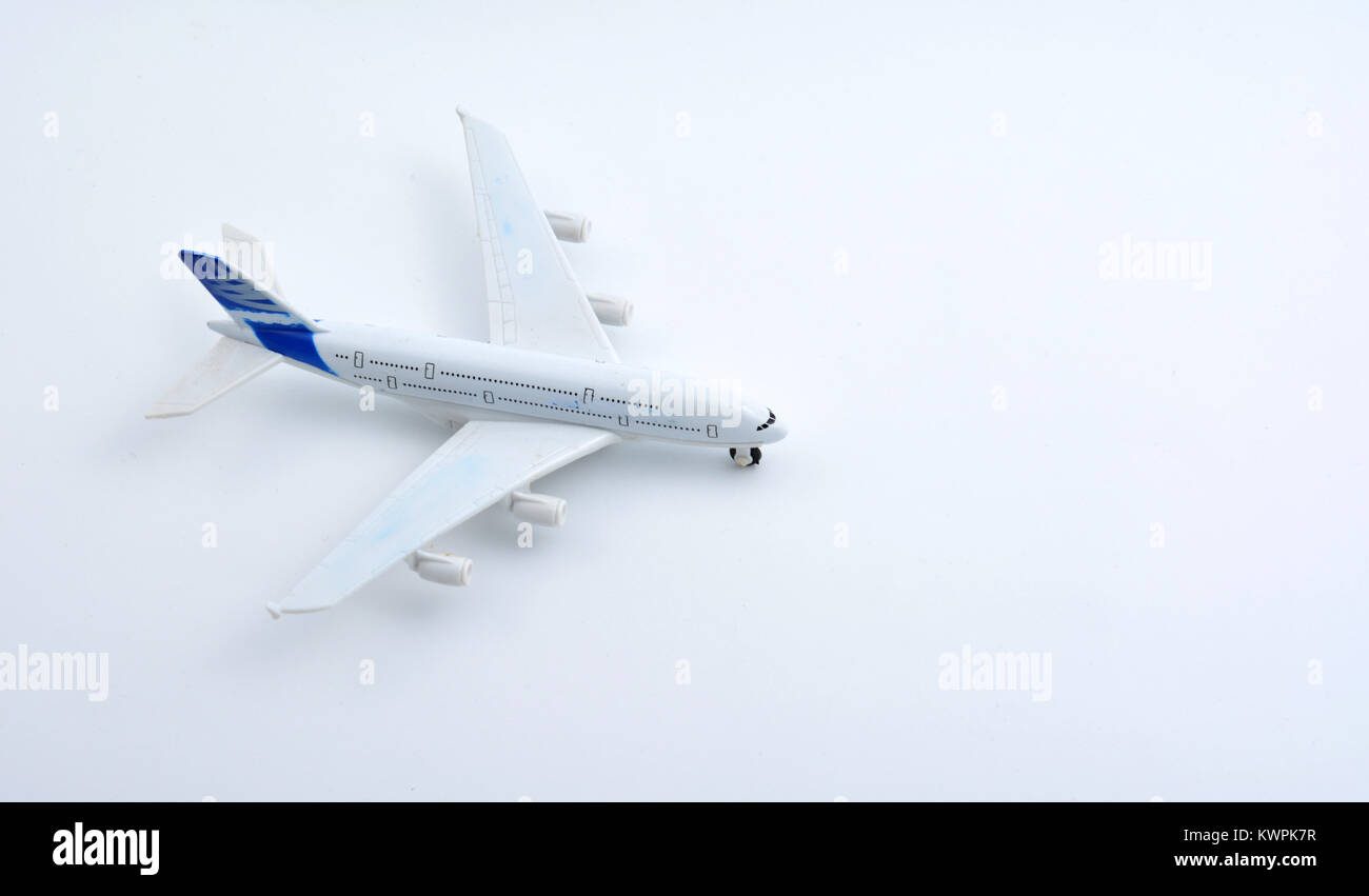 Avion jouet en plastique isolé sur fond blanc Banque D'Images