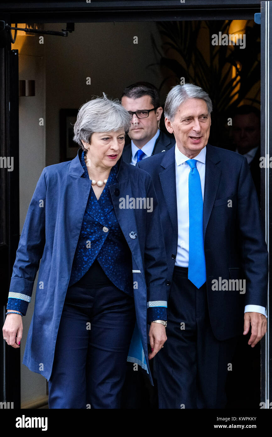 Premier ministre Theresa Mai et Philip Hammond au congrès du parti conservateur à Manchester Central, Manchester, UK - Lundi 2 octobre 2017. Monsieur le Premier Ministre, Theresa May, chancelier de l'Echiquier , Philip Hammond, quitter l'hôtel de conférence ensemble le matin de la Conférence des recteurs de discours Banque D'Images