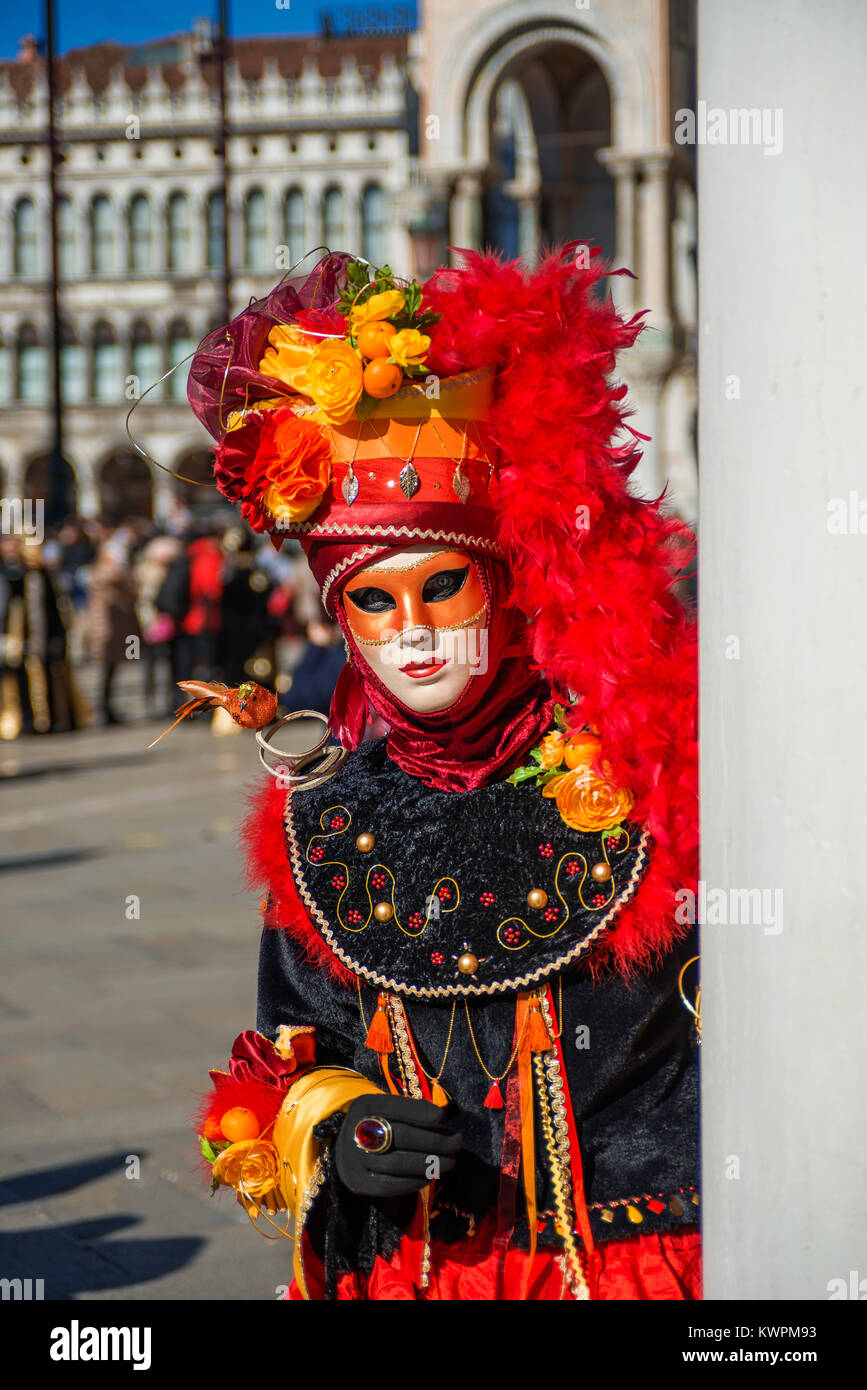 Masque de Carnaval de Venise avec la Place Saint Marc à l'arrière-plan Banque D'Images