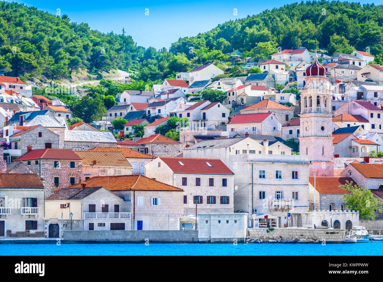 Vue panoramique sur la ville pittoresque sur l'île de Brac, Supetar en vue méditerranéenne cottages. Banque D'Images