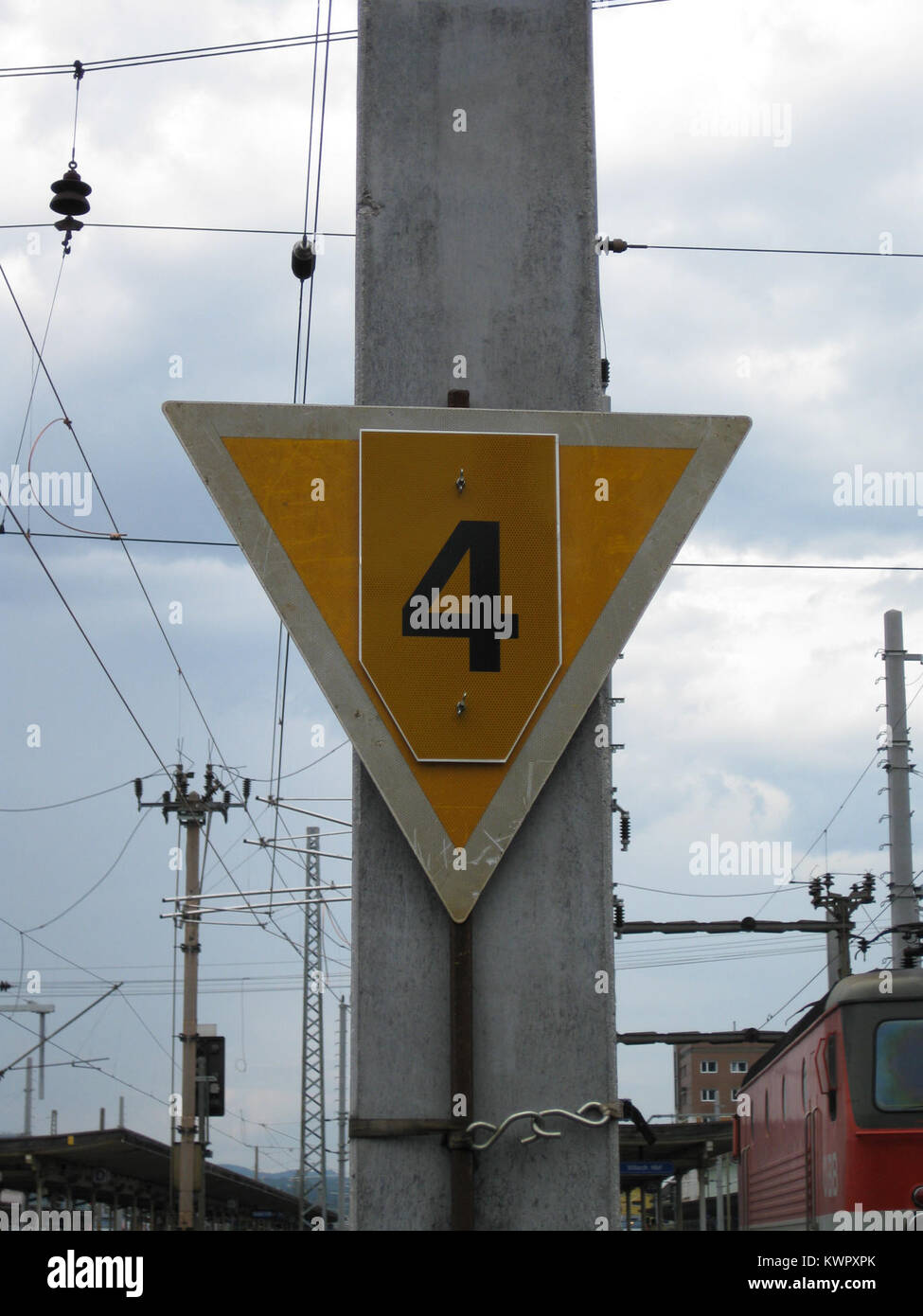Indicateur de vitesse ÖBB utilisé sur les lignes ferroviaires autrichiennes pour informer les conducteurs de train des limites de vitesse à venir. Le dispositif joue un rôle clé pour assurer la sécurité opérationnelle et l'efficacité de la signalisation ferroviaire. Banque D'Images