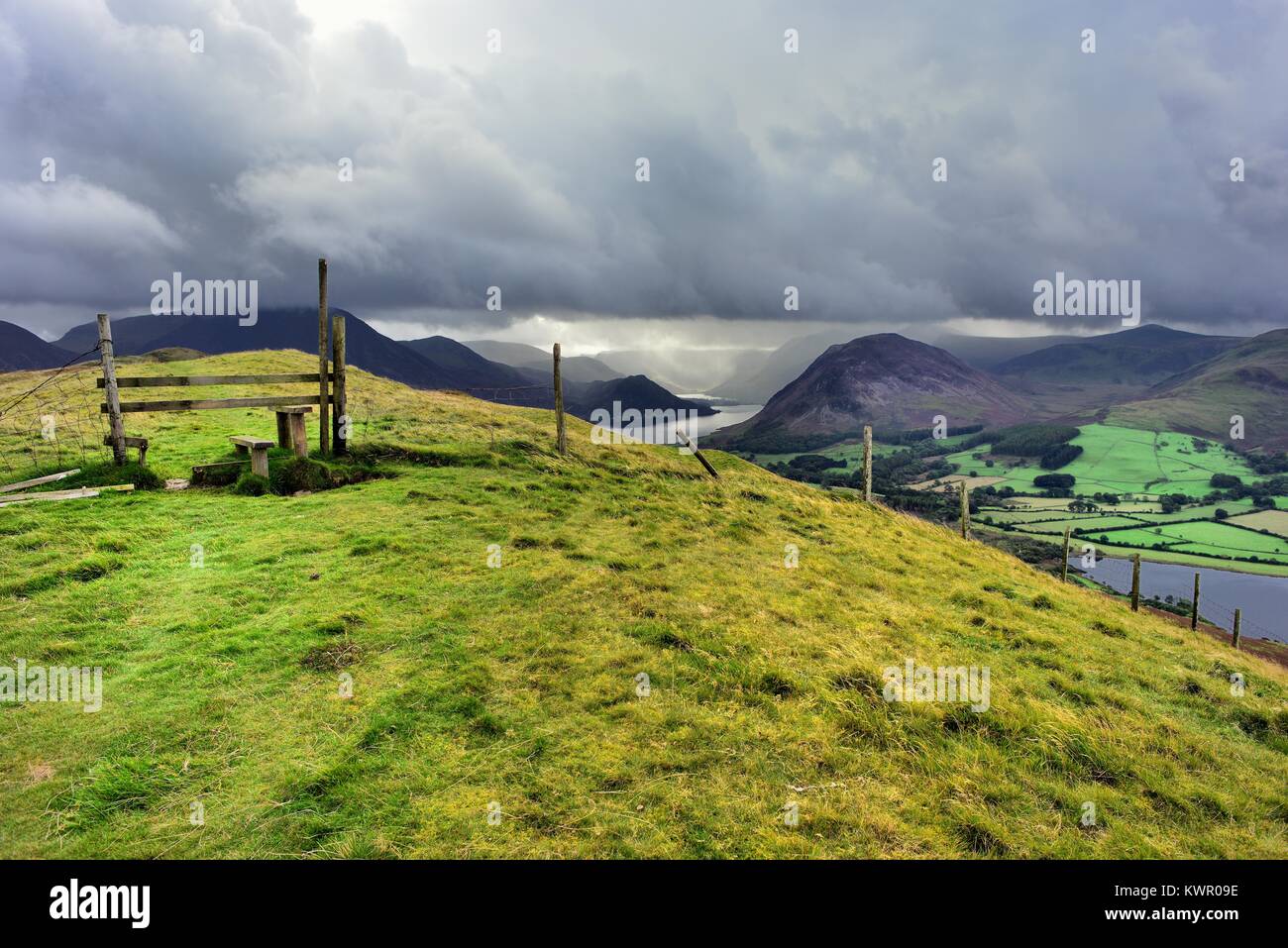 Stile en bois au sommet de Darling est tombé Banque D'Images