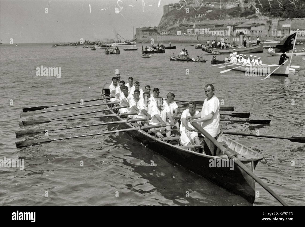La photographie capture des régates dans la baie de la Concha, un événement de voile populaire à San Sebastián, en Espagne. Il souligne l'importance des traditions maritimes et de l'engagement de la communauté côtière dans les courses de régates. Banque D'Images