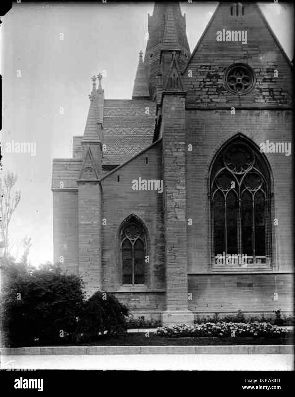 L'église Sankt Nicolai de Örebro, datant du XIIIe siècle, est un trésor architectural aux influences gothiques et médiévales. L'église est connue pour sa flèche imposante et ses vitraux colorés, qui reflètent l'histoire religieuse et architecturale de la ville. Banque D'Images