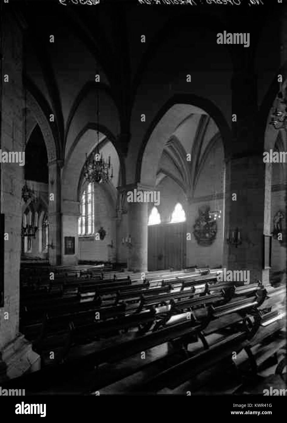 L'église Sankt Nicolai de Örebro, un bâtiment historique clé du XIIIe siècle, présente des caractéristiques architecturales gothiques et médiévales. La flèche et les vitraux de l'église sont des symboles de son importance religieuse et culturelle à Örebro. Banque D'Images