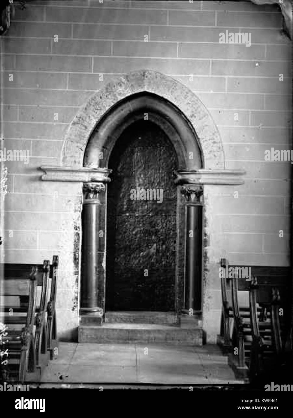 L'église Sankt Nicolai de Örebro, établie au XIIIe siècle, est réputée pour sa combinaison de styles architecturaux gothique et médiéval. La grande flèche et les vitraux vibrants de l'église en font un monument architectural et culturel clé à Örebro. Banque D'Images