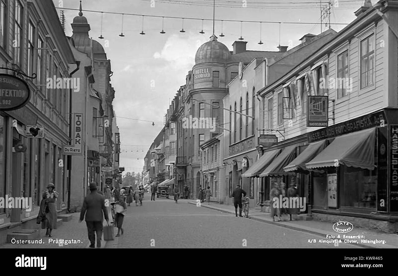 Photographie historique de Östersund, Suède, capturant une vue urbaine précoce de la ville avec ses rues, ses maisons en bois et son paysage environnant, reflétant le développement de la ville scandinave à la fin du XIXe siècle. Banque D'Images