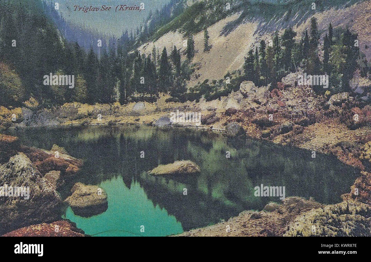 Une carte postale de 1915 représentant Crno Jezero (lac noir) présente le paysage naturel et l'environnement historique de la région, offrant un aperçu visuel des paysages régionaux du début du XXe siècle. Banque D'Images