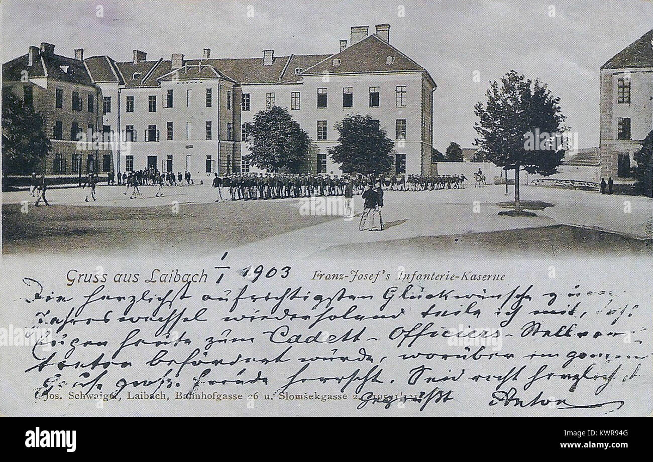 La carte postale représente un régiment d’infanterie de l’armée austro-hongroise de Franz Joseph stationné à Ljubljana, Slovénie, représentant l’histoire militaire du XIXe siècle et la présence régionale. Banque D'Images