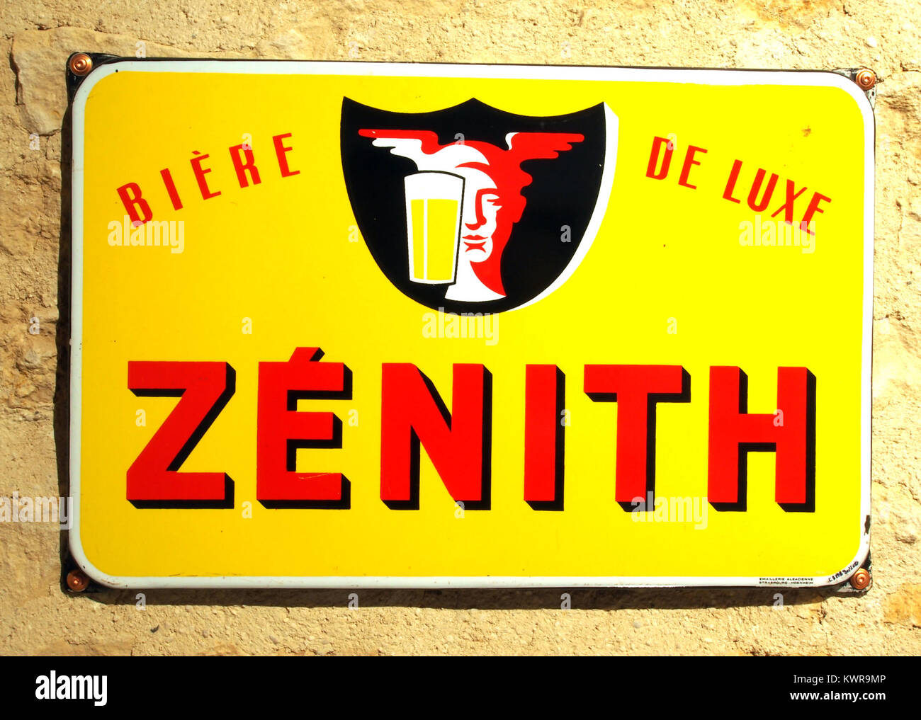 Une enseigne publicitaire en émail vintage pour bière de luxe Zenith, une marque de bière. Le panneau est un exemple de publicité commerciale et de design du début du XXe siècle. Banque D'Images Une enseigne publicitaire en émail vintage pour bière de luxe Zenith, une marque de bière. Le panneau est un exemple de publicité commerciale et de design du début du XXe siècle. Banque D'Images