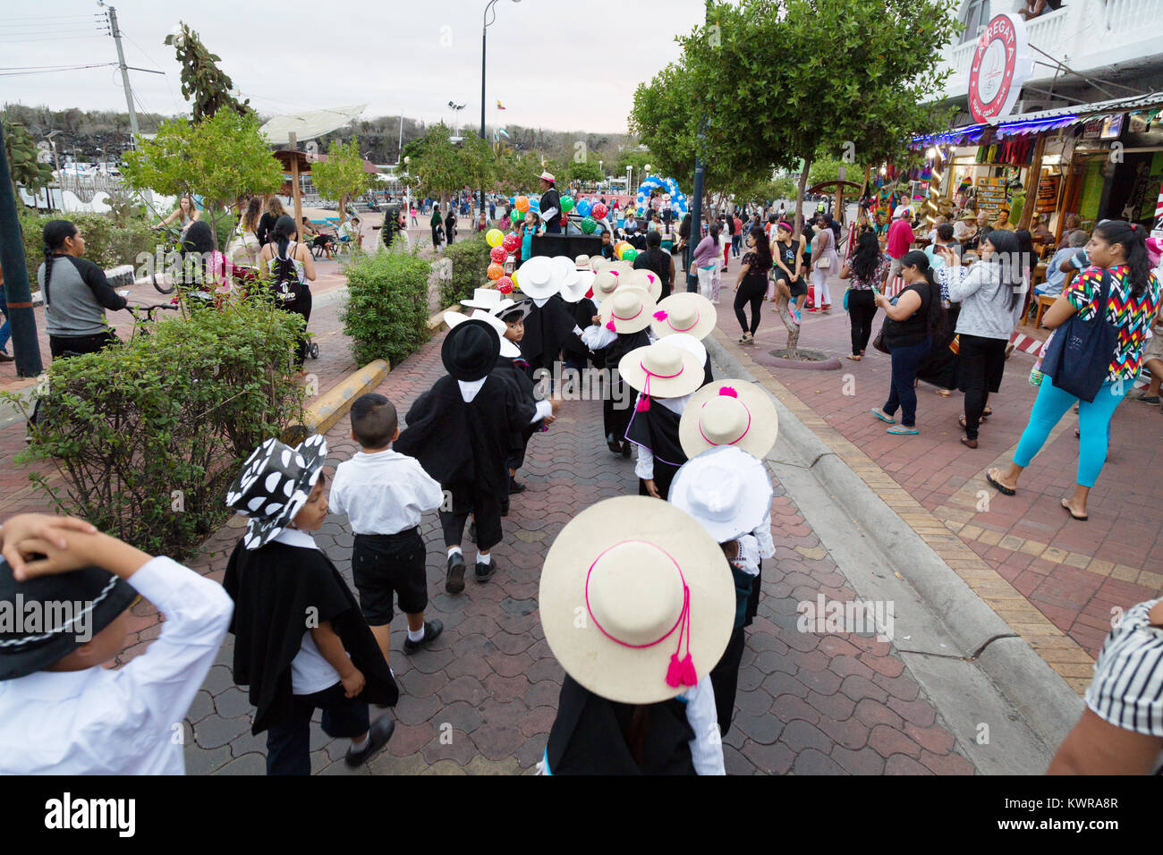 L'île de Santa Cruz - Galapagos personnes dans un carnaval de rue, Puerto Ayora, Santa Cruz, Galapagos, Equateur Amérique du Sud Banque D'Images