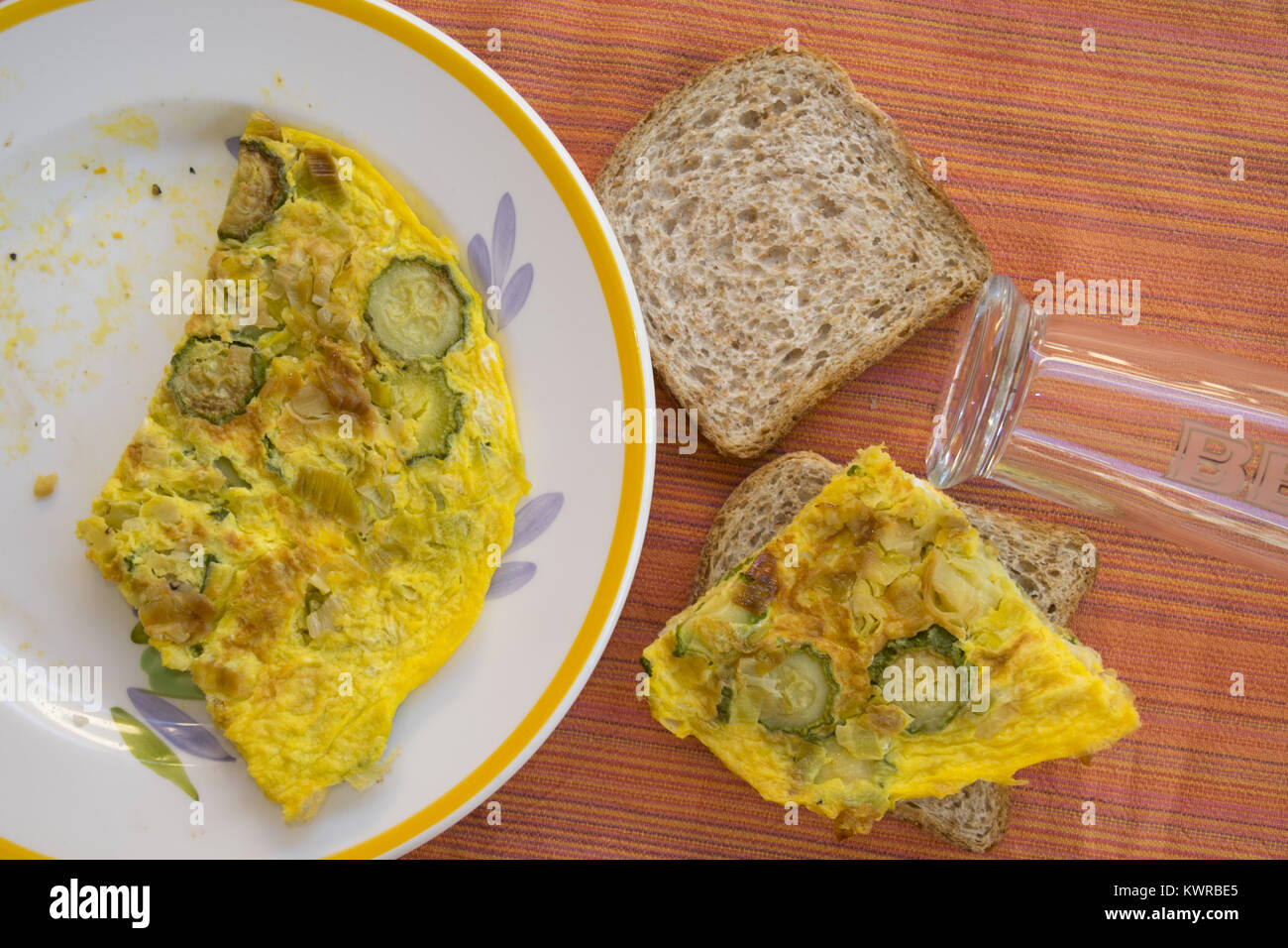 Faire un sandwich rempli d'omelette aux courgettes Banque D'Images