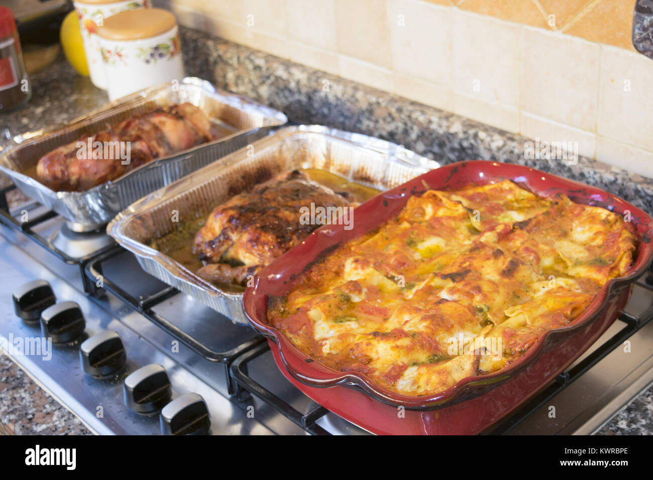 Les plateaux de prêt pour un déjeuner riche en aliments Banque D'Images