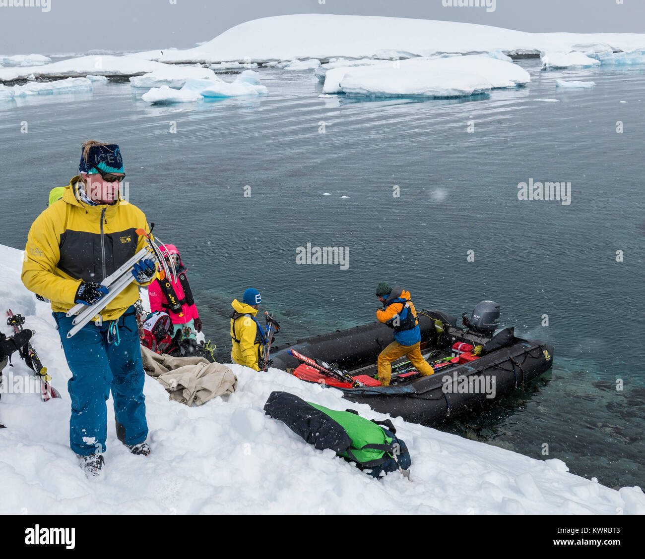 Bénitier ; Doug propriétaire de Piolet Expeditions ; aide à charger les grands bateaux Zodiac gonflable alpinisme navette skieurs à l'Antarctique du col Banque D'Images
