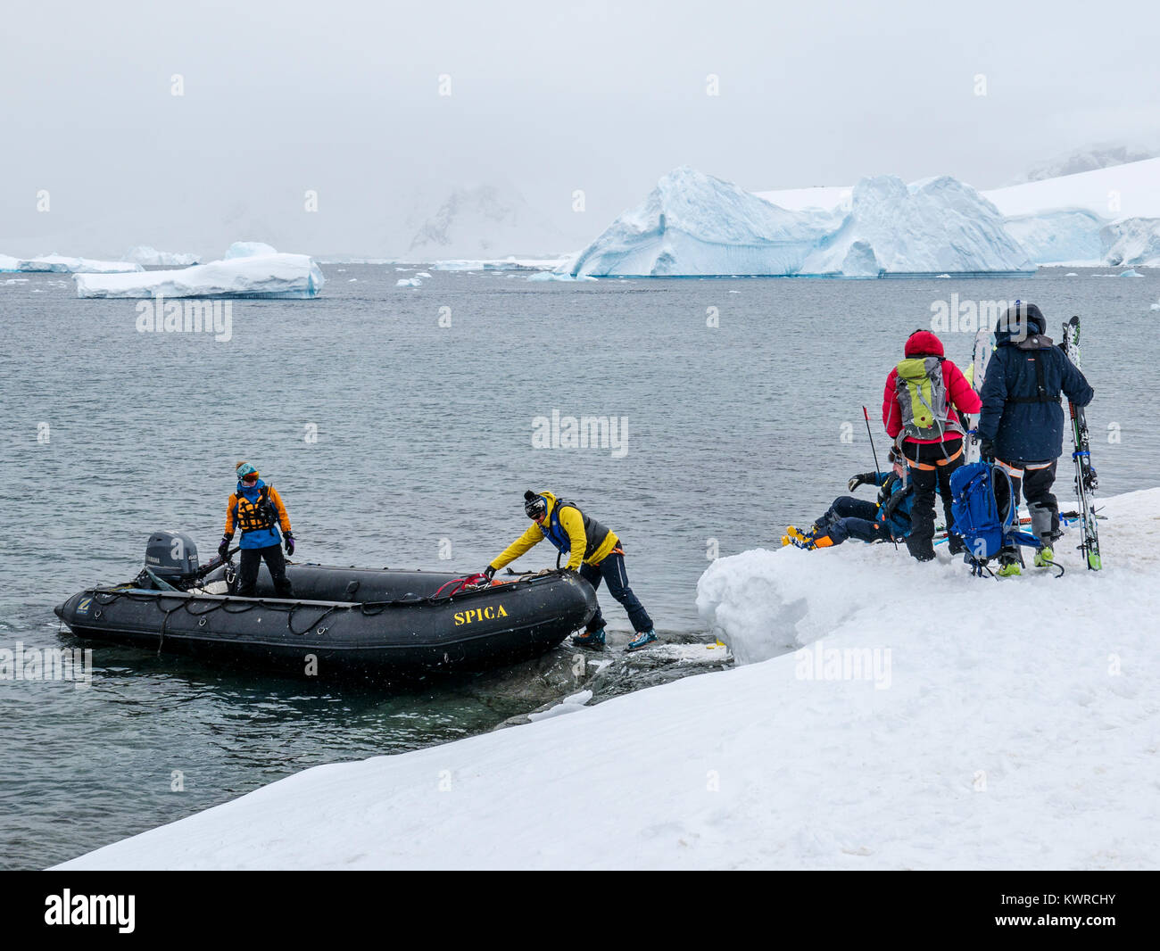 Les grands bateaux Zodiac gonflable alpinisme navette skieurs à l'Antarctique de l'océan des navires à passagers ; Charlotte aventurier Bay Banque D'Images