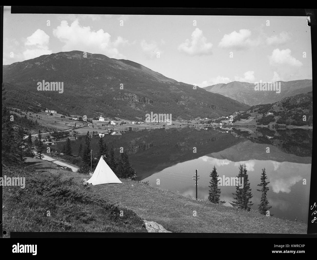 Photographie hivernale de Valdres, Norvège, représentant des montagnes enneigées, des maisons rurales et la beauté naturelle du paysage norvégien. Banque D'Images
